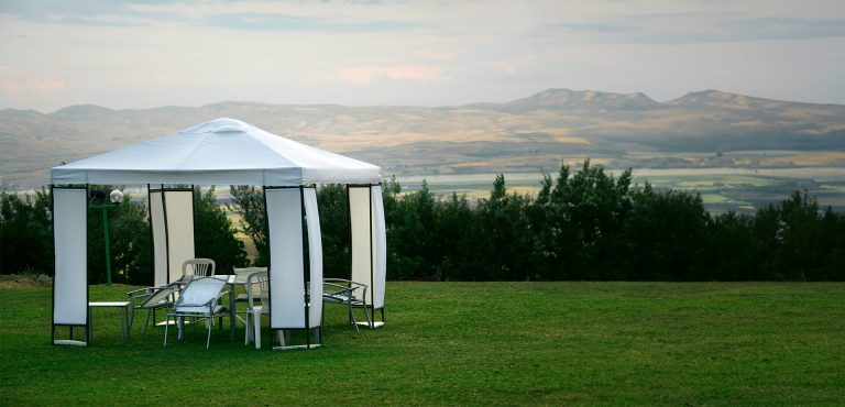 1920px_LulusPartyRentals_AdobeStock_5582950